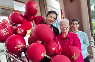 紅旗昭昭迎風展 燕達歡騰迎國慶——燕達長輩剪紙映初心，丹心獻祖國